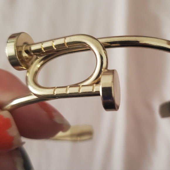 New Twisted Nail Head Gold Cuff Bracelet. - Picture 14 of 15